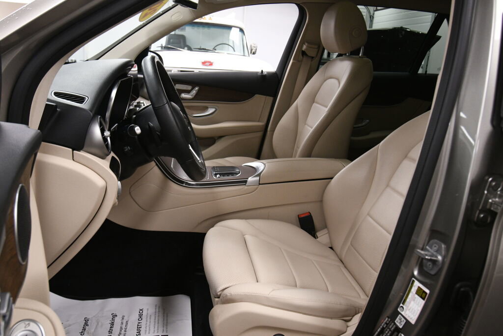 Used 2021 Mercedes-Benz GLC 300 4MATIC image 10