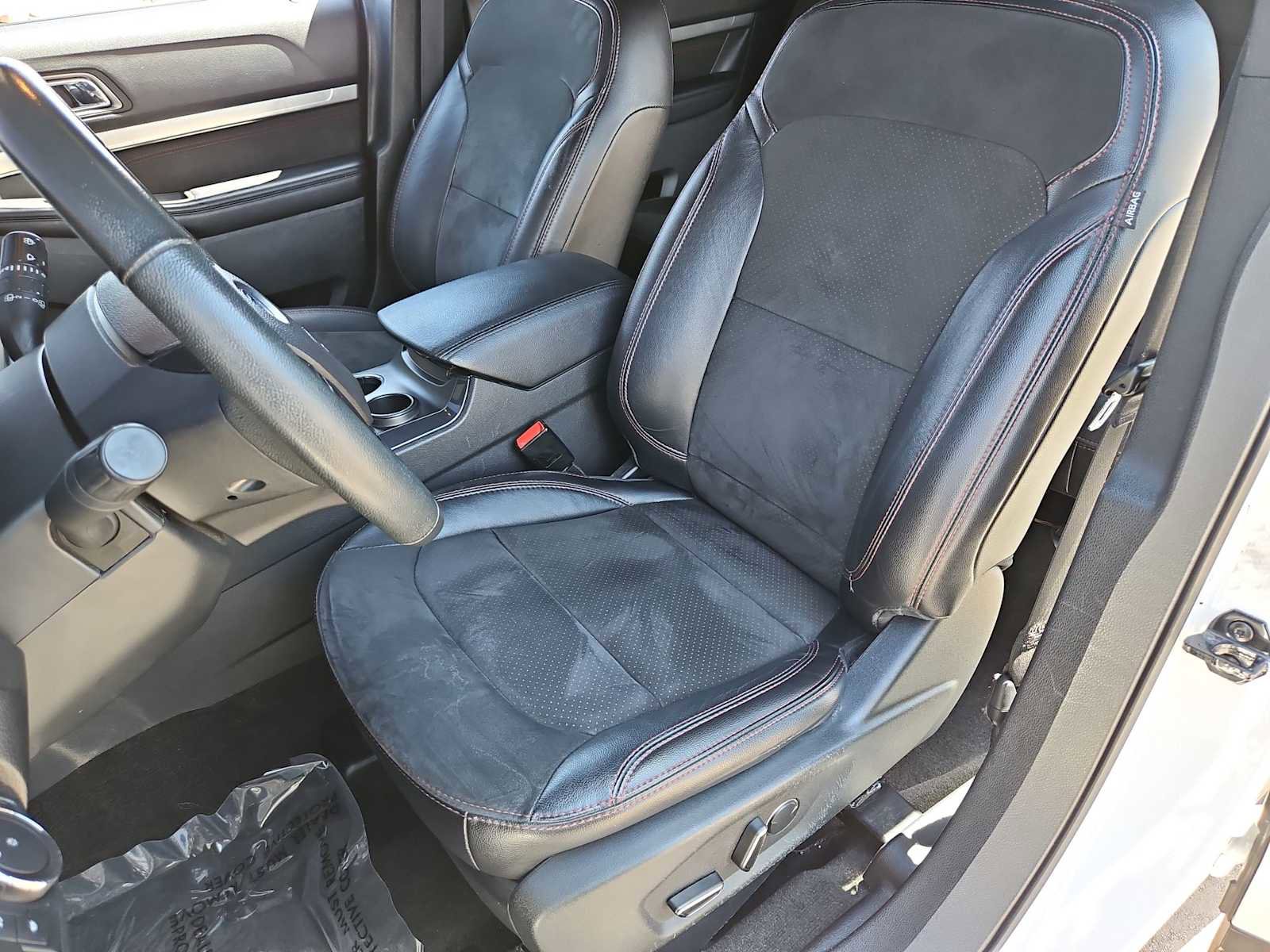 Used 2018 Ford Explorer XLT w/ Equipment Group 202A FWD image 16