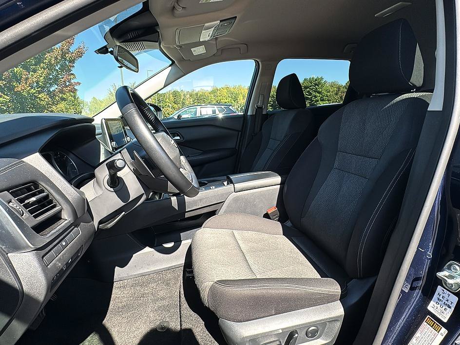 Certified 2025 Nissan Rogue SV FWD image 14