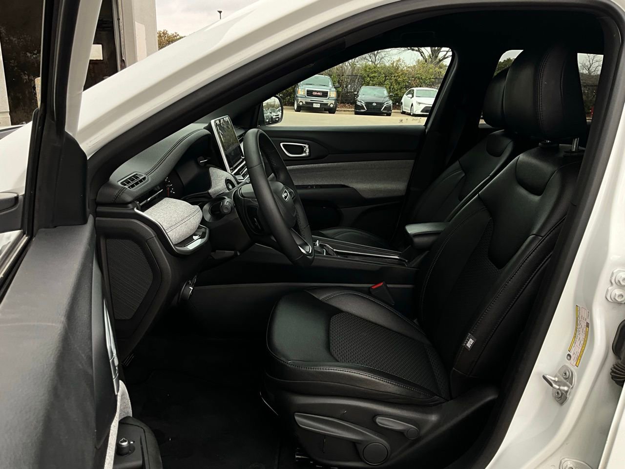 Used 2025 Jeep Compass Latitude image 10