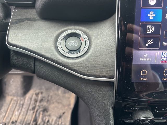 Used 2023 Jeep Grand Cherokee Limited w/ Luxury Tech Group II image 14