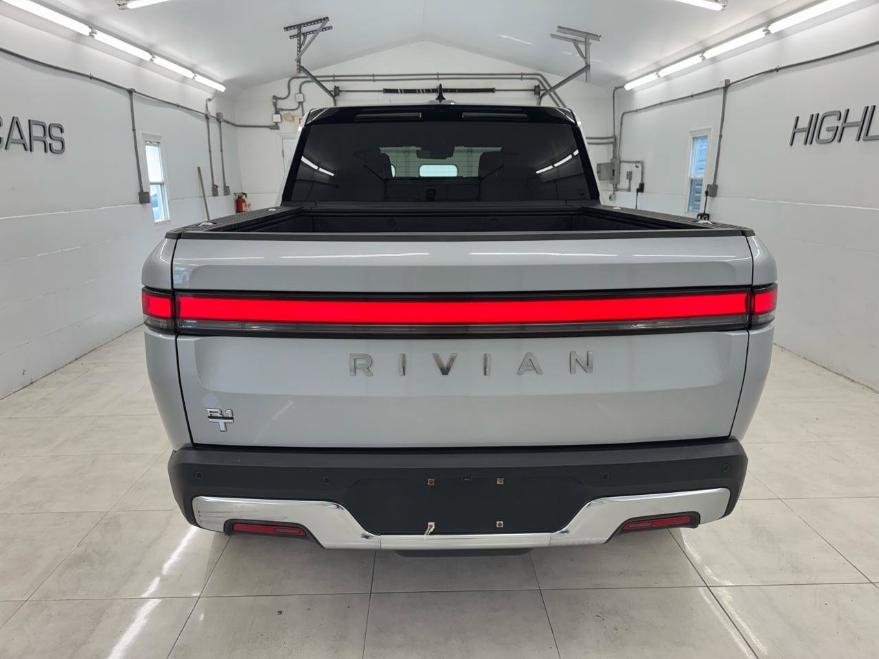 Used 2025 Rivian R1T Adventure AWD/4WD image 5