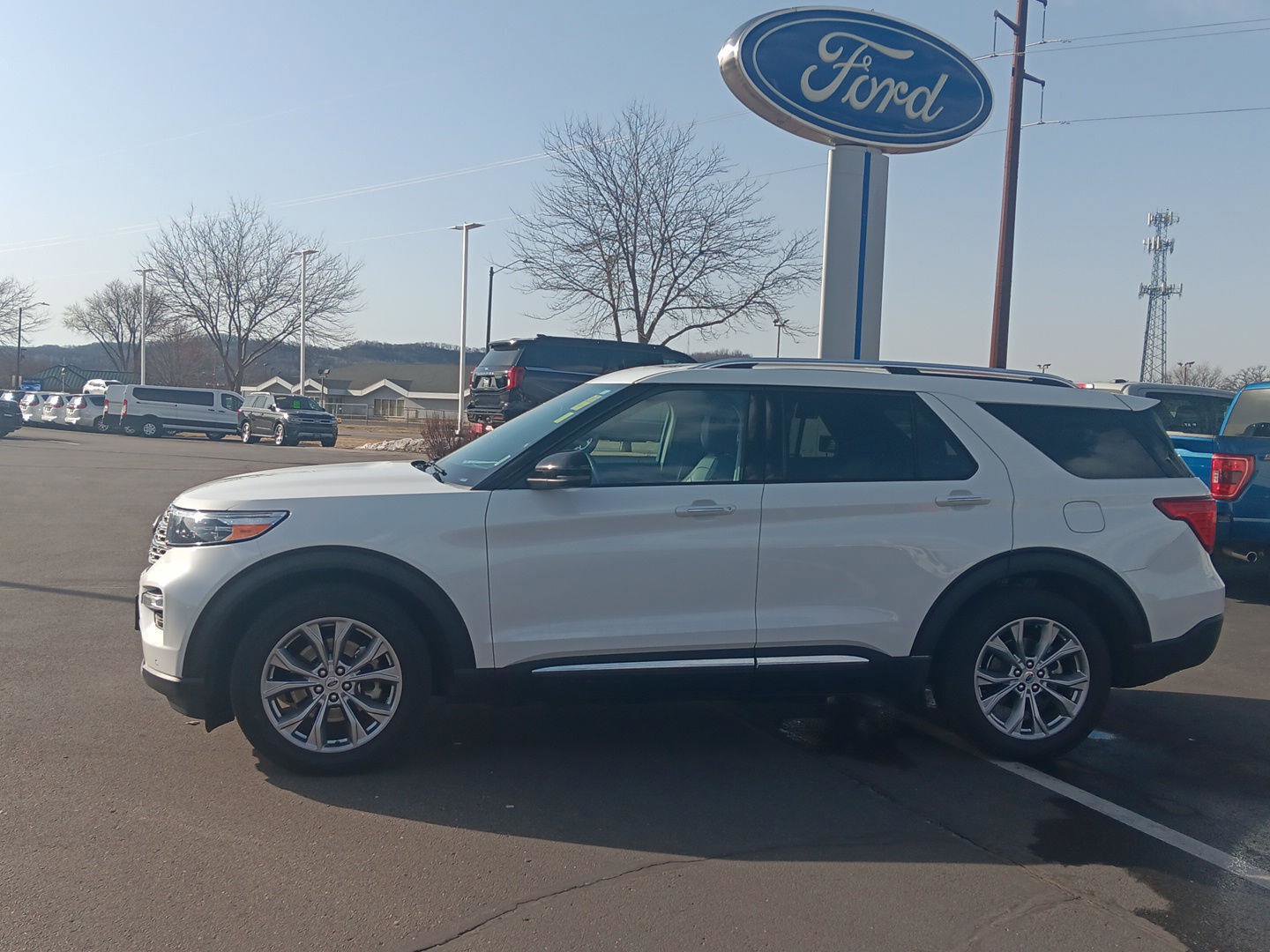 Used 2023 Ford Explorer Limited w/ Limited Technology Package image 8