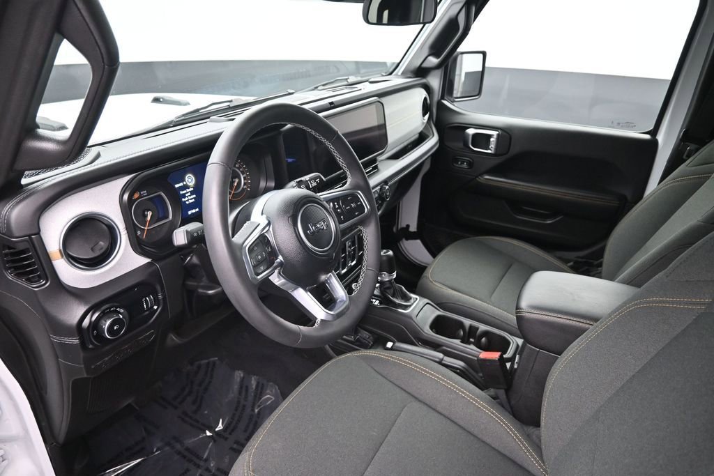 Used 2025 Jeep Wrangler Unlimited Sahara AWD/4WD image 19