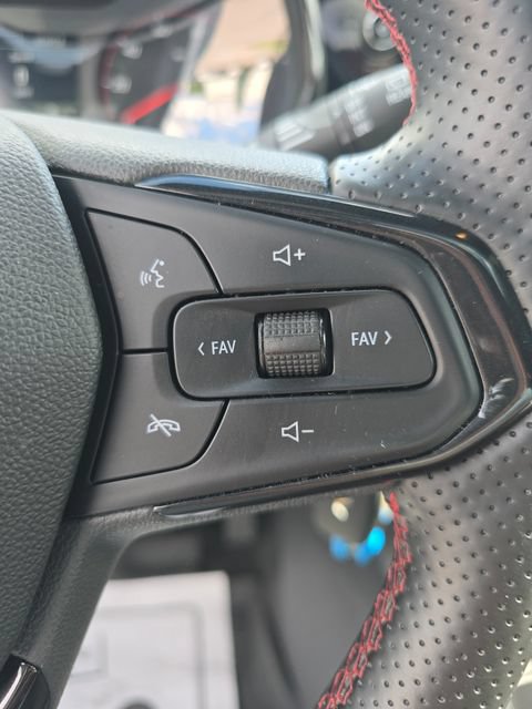Used 2024 Chevrolet Trax RS w/ Sunroof Package FWD image 20