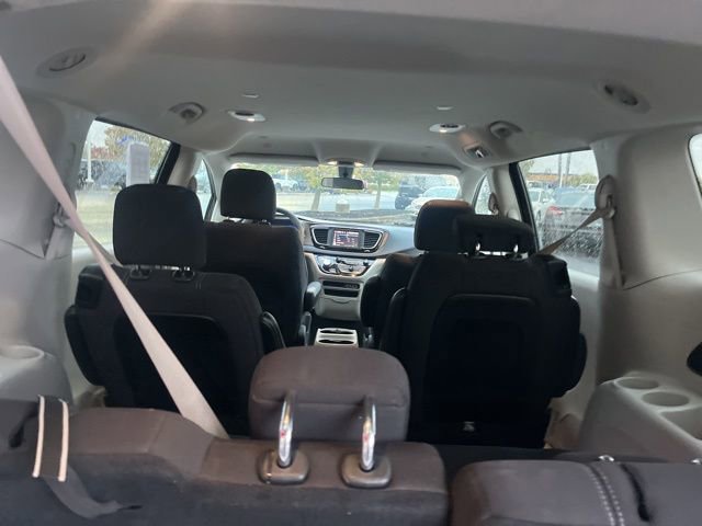 Used 2022 Chrysler Voyager LX image 12