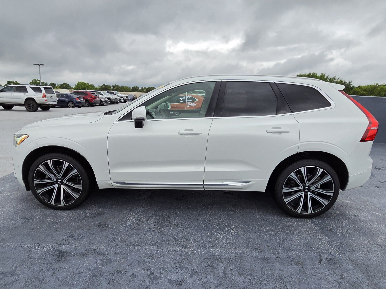 Used 2023 Volvo XC60 B5 Ultimate w/ Climate Package FWD image 2