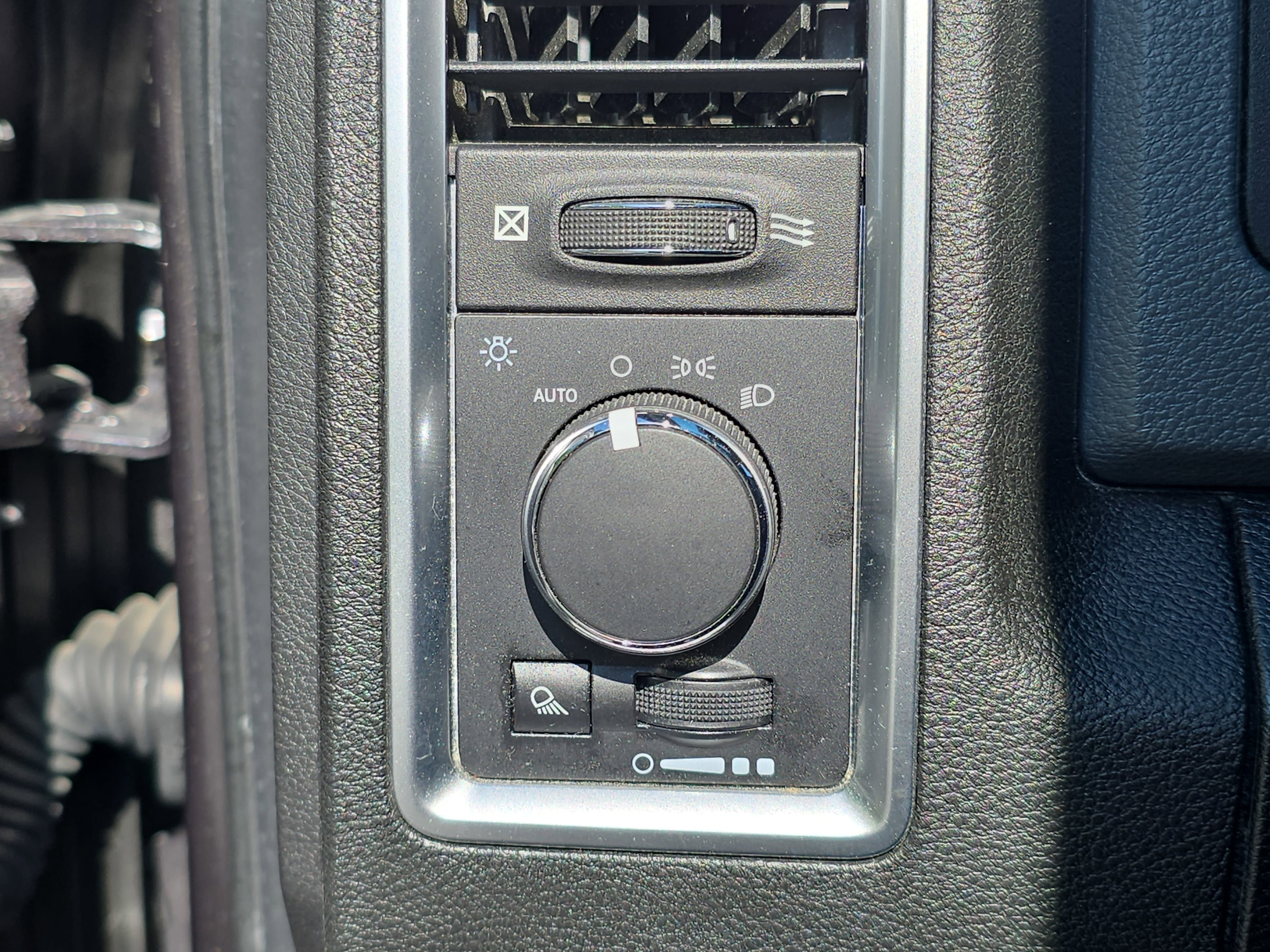 Used 2019 RAM 1500 Classic SLT RWD image 24