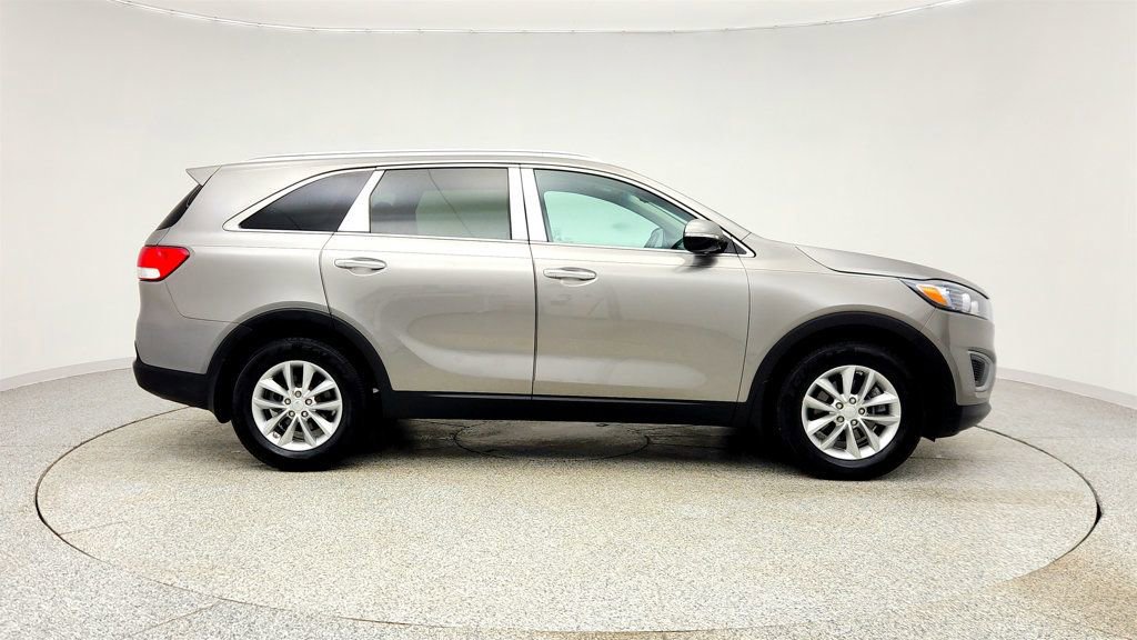 Used 2017 Kia Sorento FWD w/ LX Convenience Package image 4
