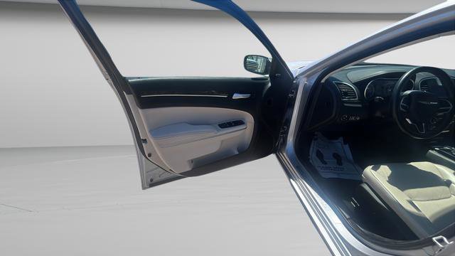 Used 2021 Chrysler 300 Touring L AWD/4WD image 9