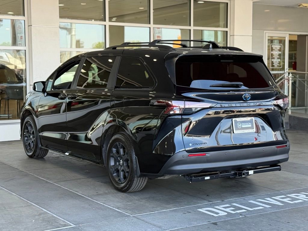 Certified 2025 Toyota Sienna XLE Woodland Edition image 10