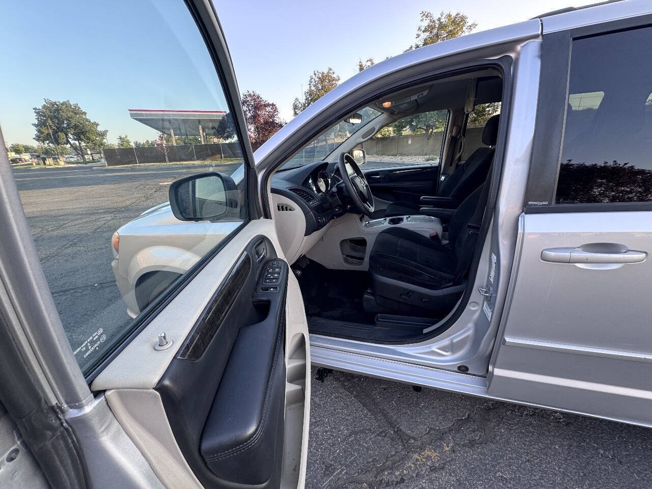 Used 2012 Dodge Grand Caravan SXT FWD image 11