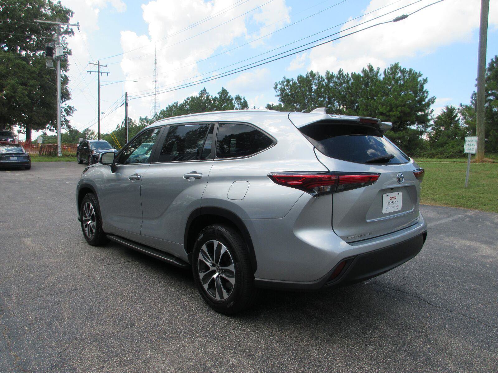 Used 2023 Toyota Highlander XLE FWD image 6
