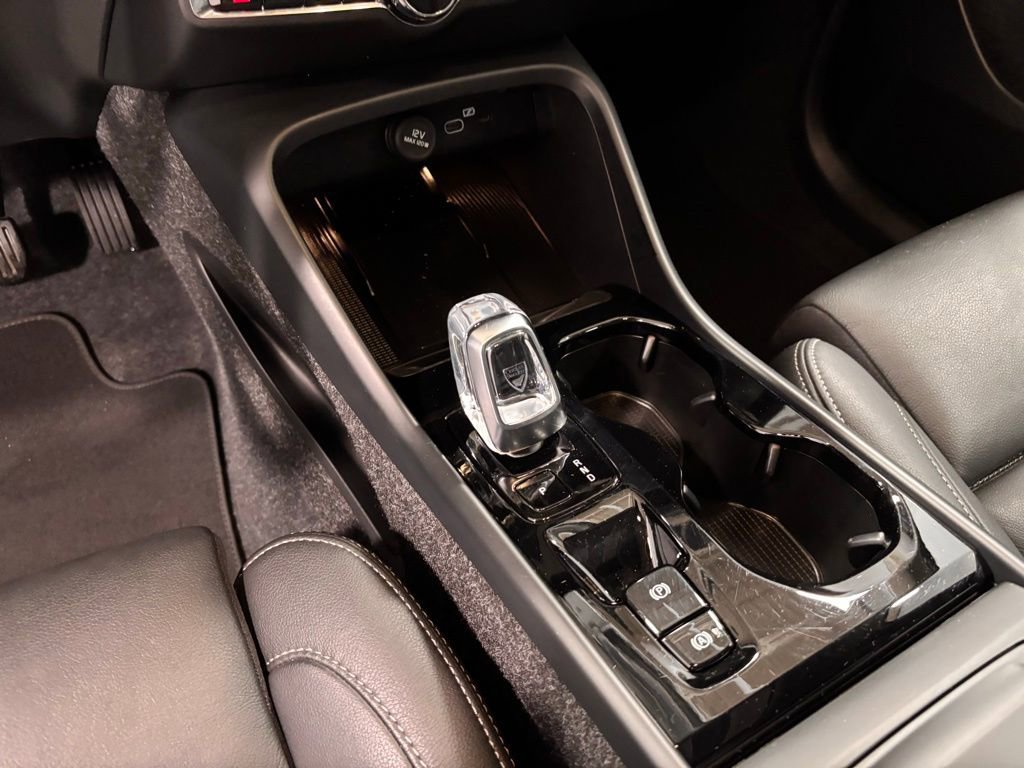 Certified 2025 Volvo XC40 B5 Plus image 17