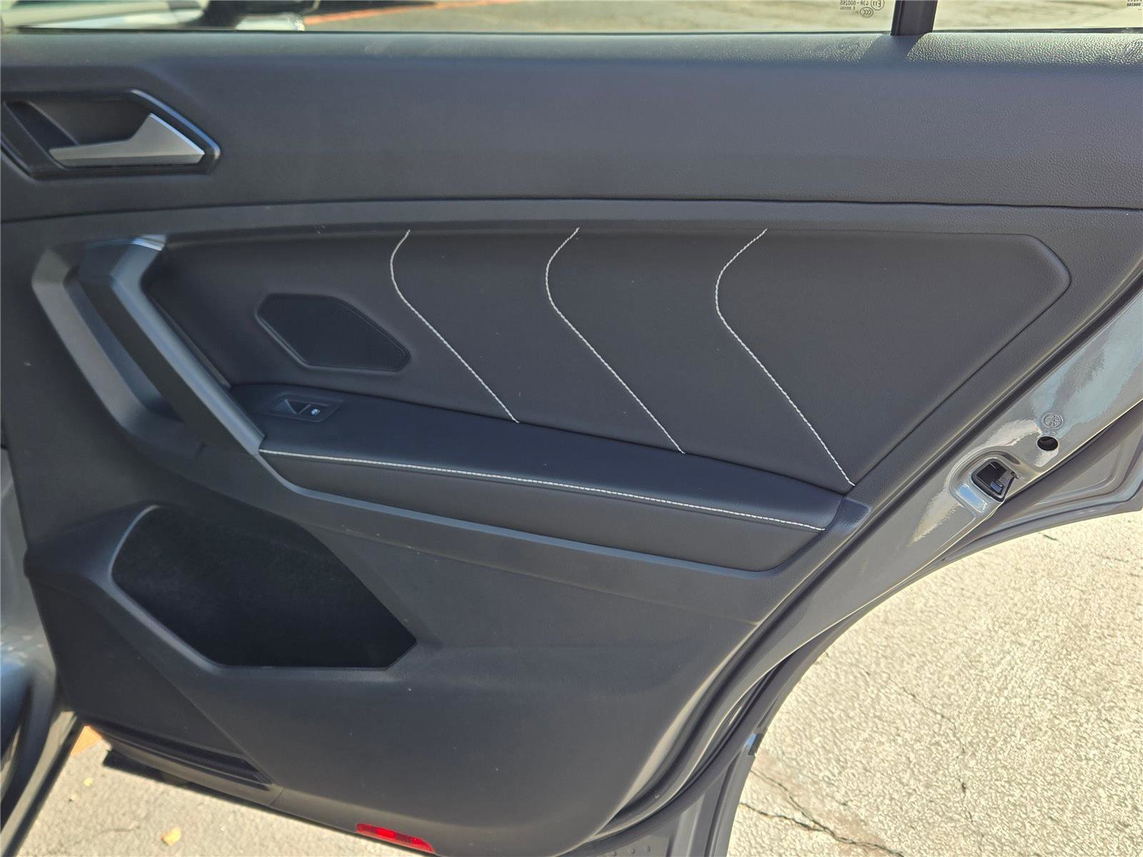 Used 2022 Volkswagen Tiguan SE R-Line image 9