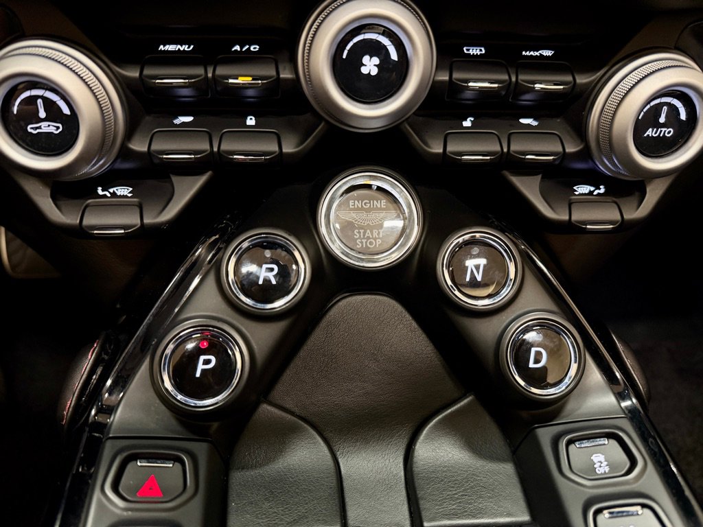 Used 2021 Aston Martin V8 Vantage Roadster image 47