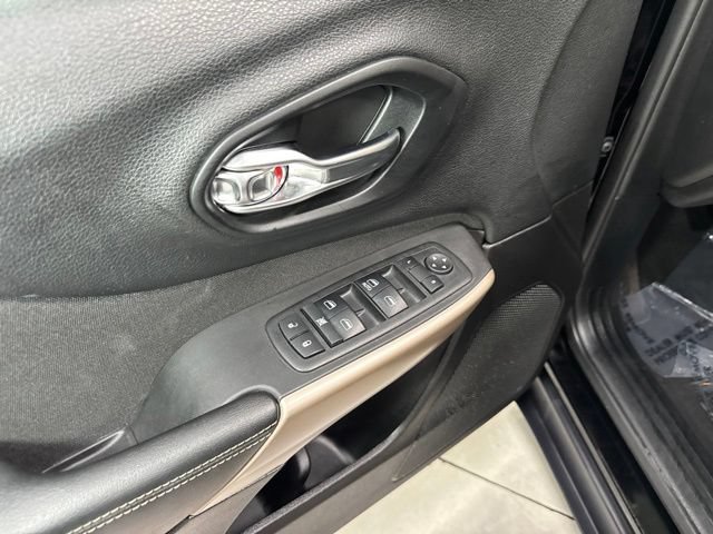 Used 2018 Jeep Cherokee Latitude w/ Safety Group AWD/4WD image 9