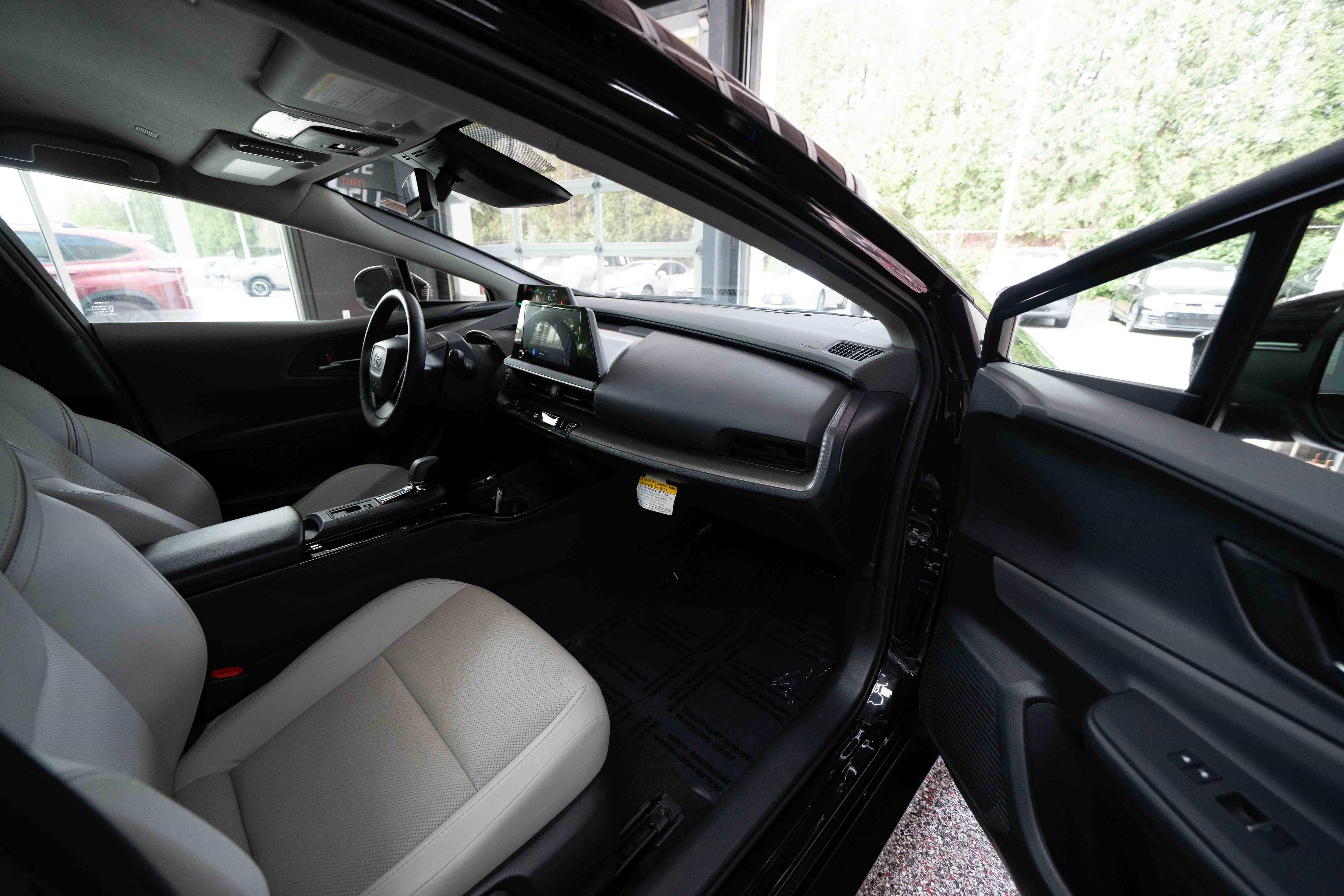 Used 2024 Toyota Prius XLE FWD image 25