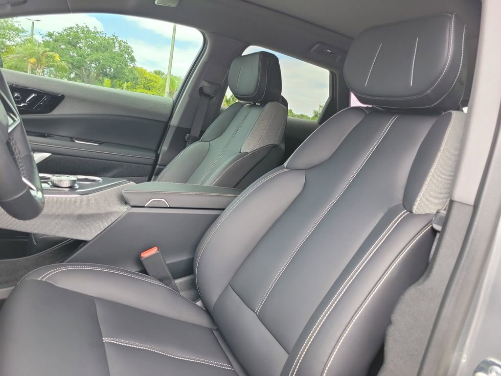 Used 2025 Cadillac Optiq Luxury 1 image 21
