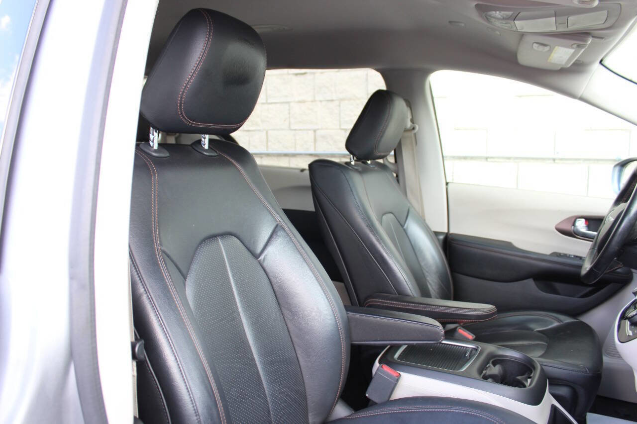 Used 2018 Chrysler Pacifica Touring-L Plus image 17