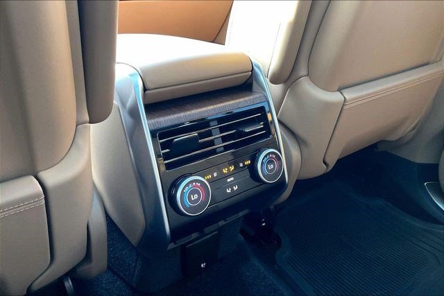 Used 2025 Land Rover Range Rover Long Wheelbase Autobiography image 39
