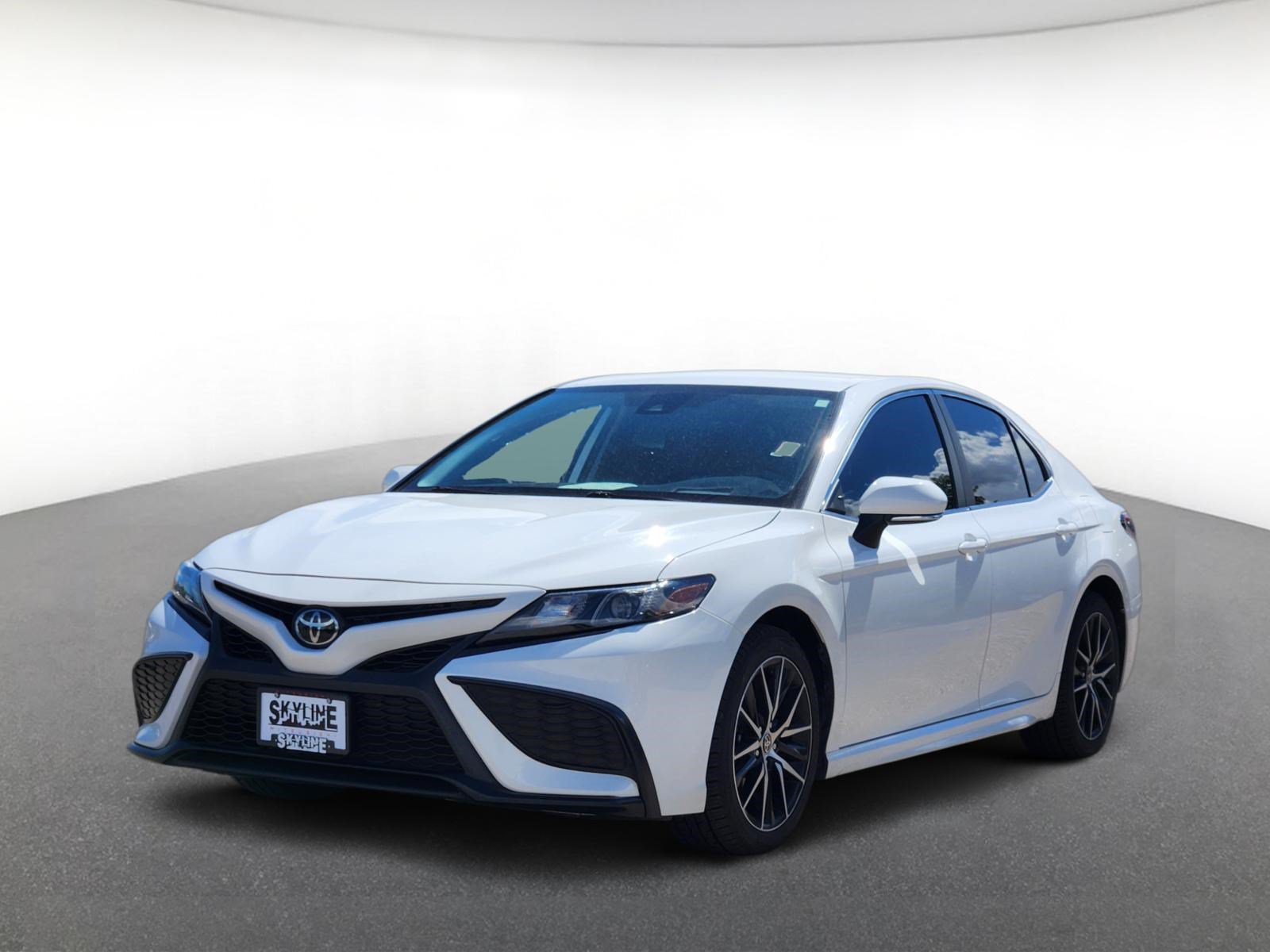 Used 2023 Toyota Camry SE FWD image 2