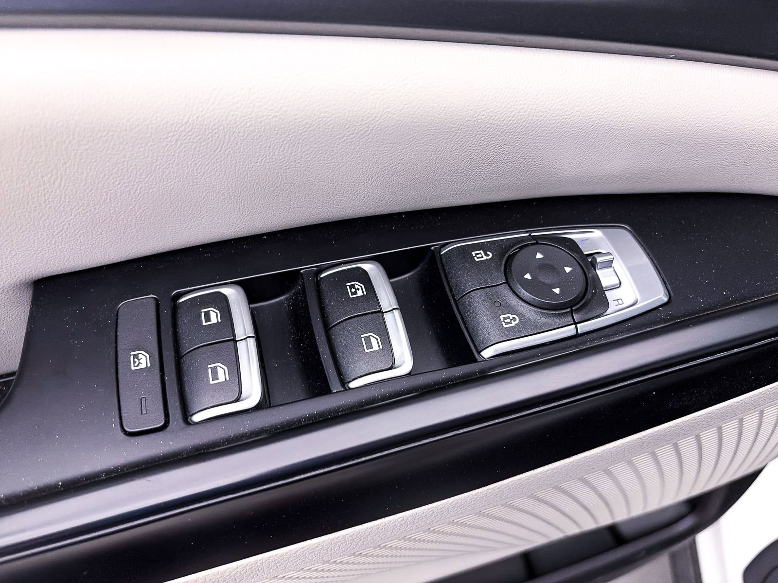 Used 2024 Kia Carnival LX image 16