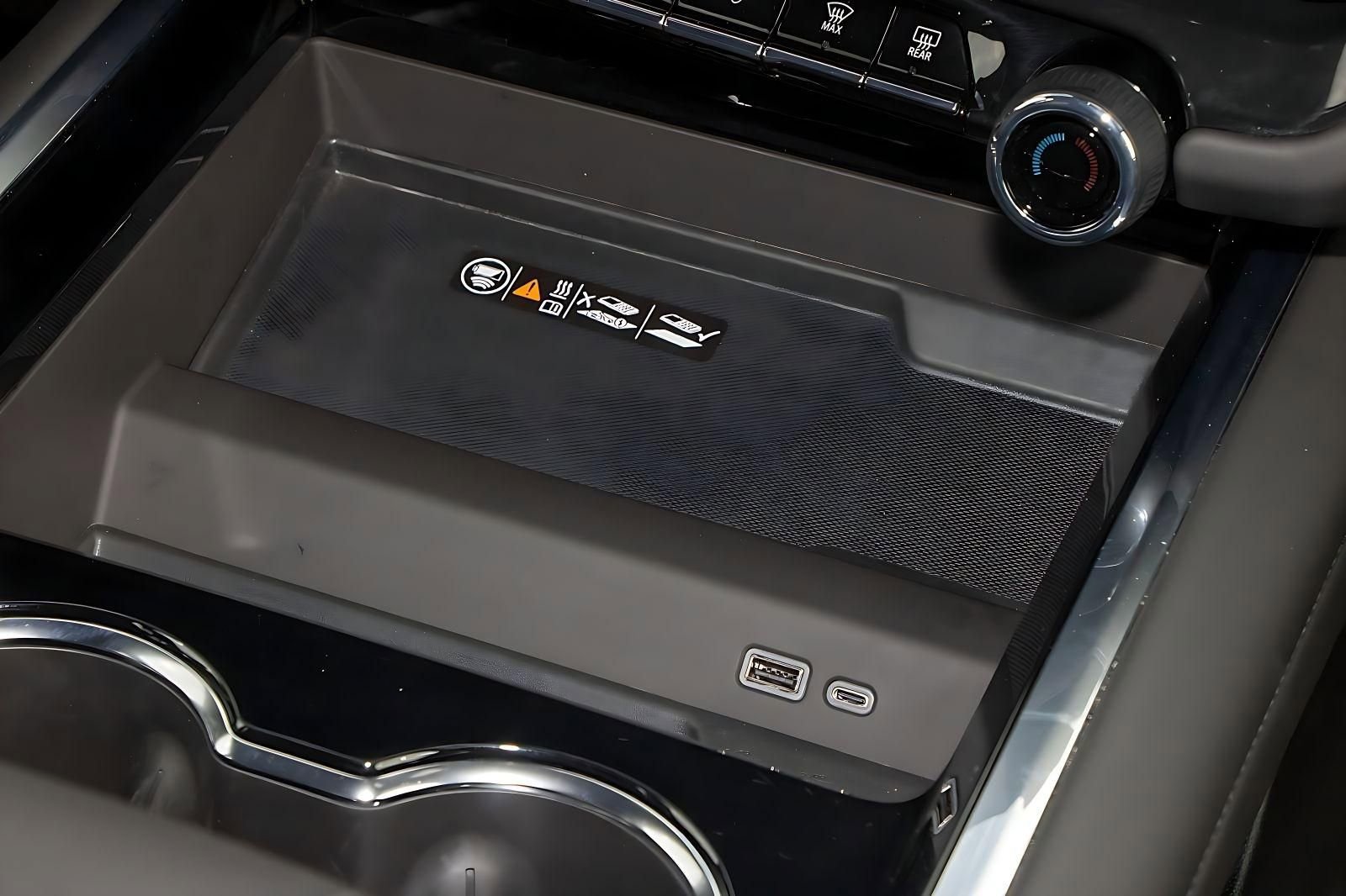 Used 2025 Chevrolet Suburban Z71 image 24