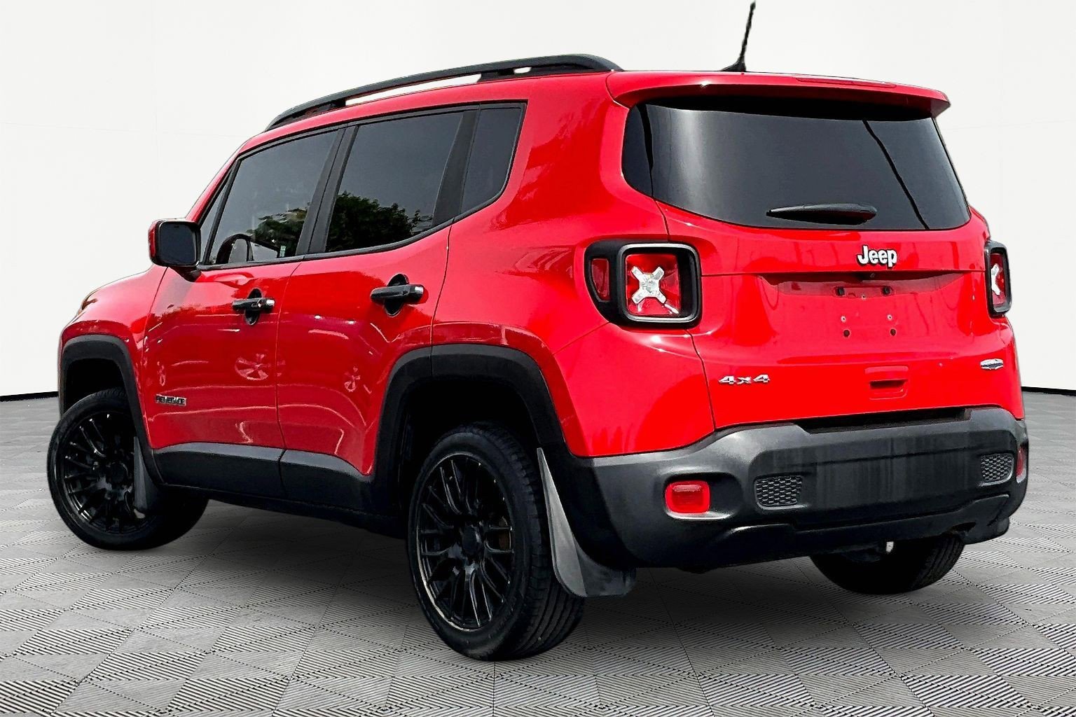 Used 2019 Jeep Renegade Latitude w/ Cold Weather Group AWD/4WD image 4