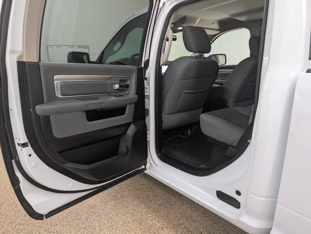 Used 2019 RAM 1500 Classic SLT w/ SLT Plus D←cor Group AWD/4WD image 13