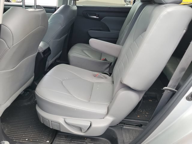 Used 2023 Toyota Highlander XLE AWD/4WD image 11