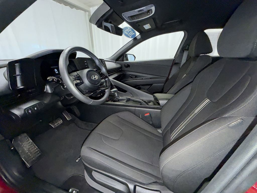Used 2025 Hyundai Elantra Sport image 11