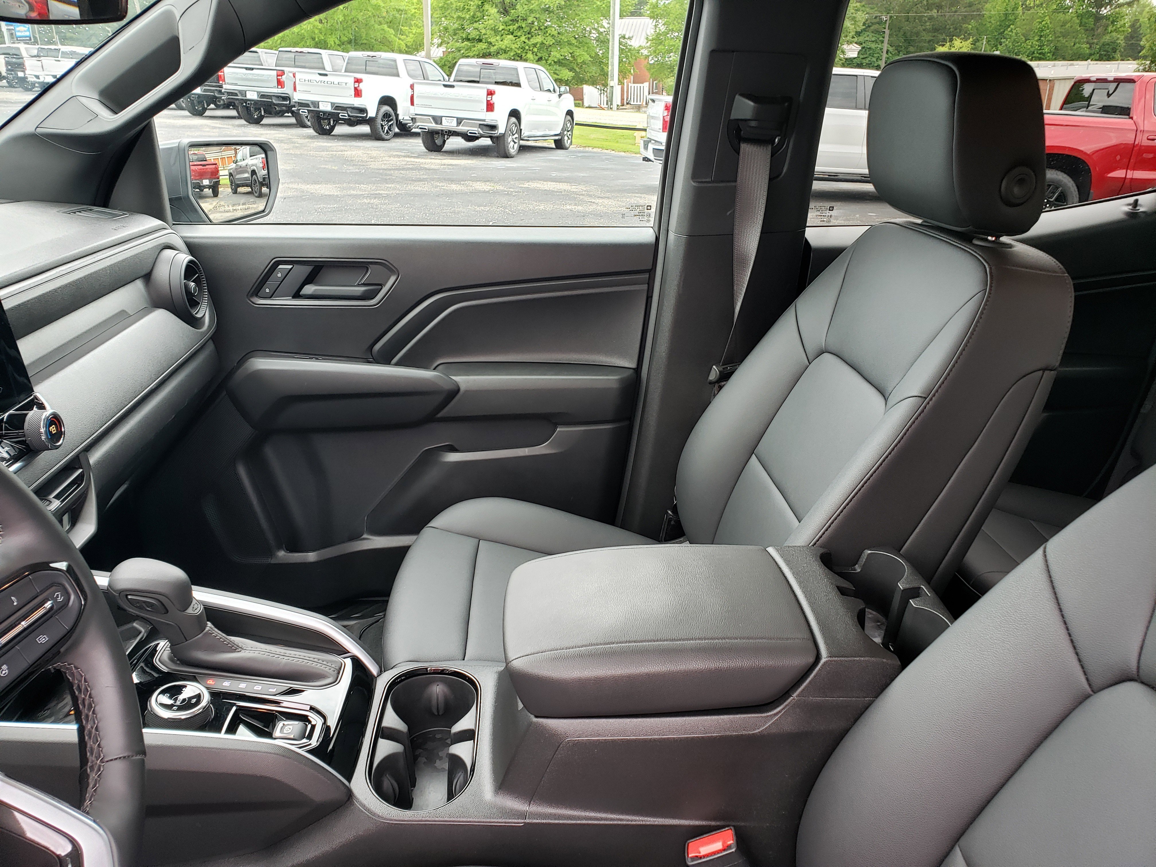 Used 2025 Chevrolet Colorado Trail Boss AWD/4WD image 25