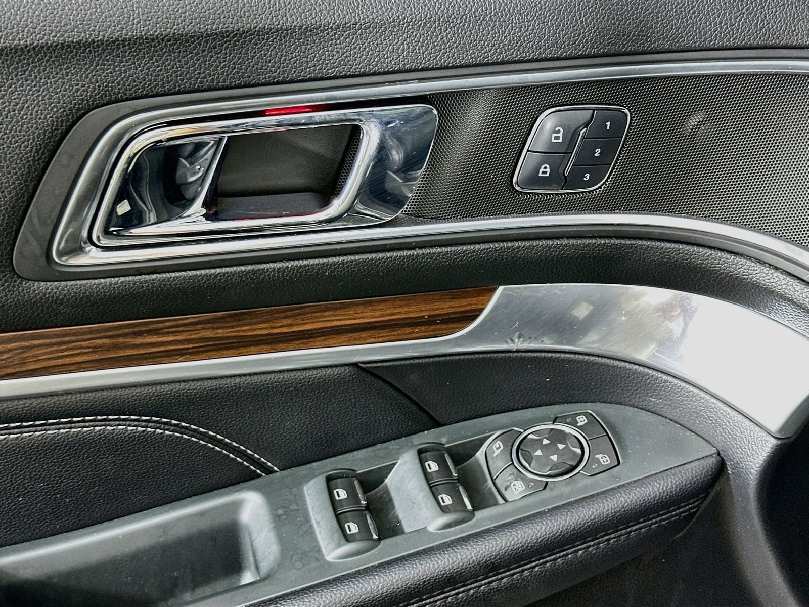 Used 2018 Ford Explorer Limited AWD/4WD image 19