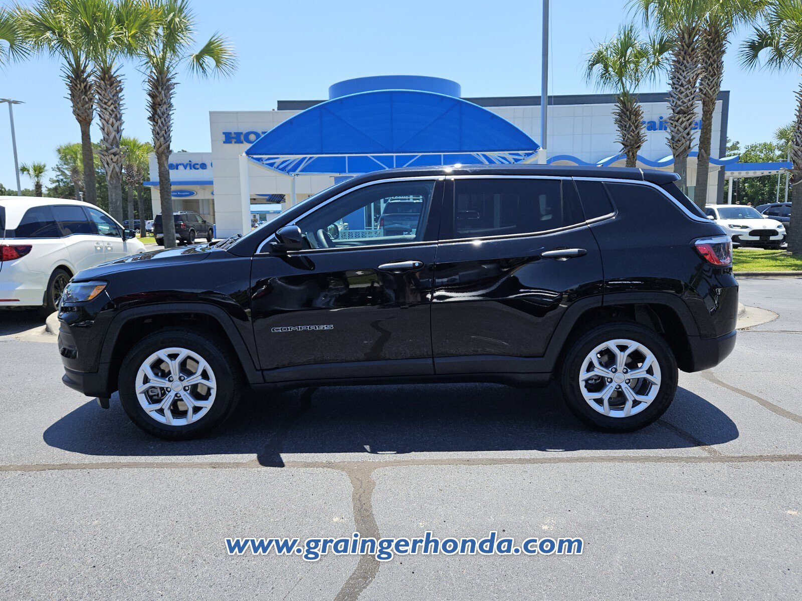 Used 2024 Jeep Compass Sport AWD/4WD image 2