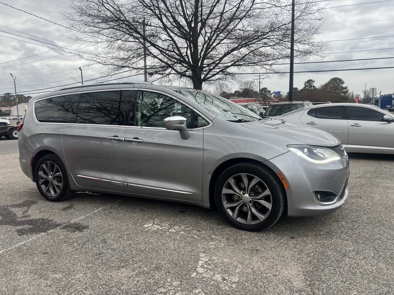 Used 2018 Chrysler Pacifica Limited w/ Advanced Safetytec Group FWD image 2