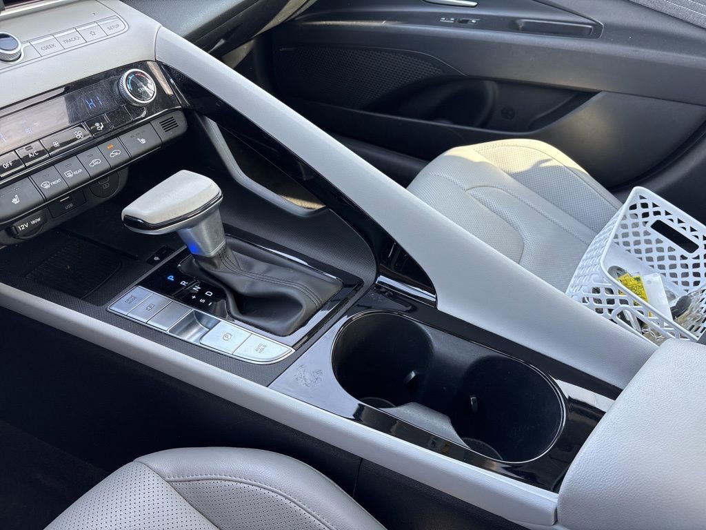 Used 2025 Hyundai Elantra Limited image 17