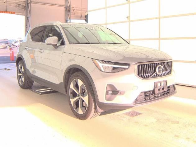 Certified 2025 Volvo XC40 B5 Plus AWD/4WD image 2