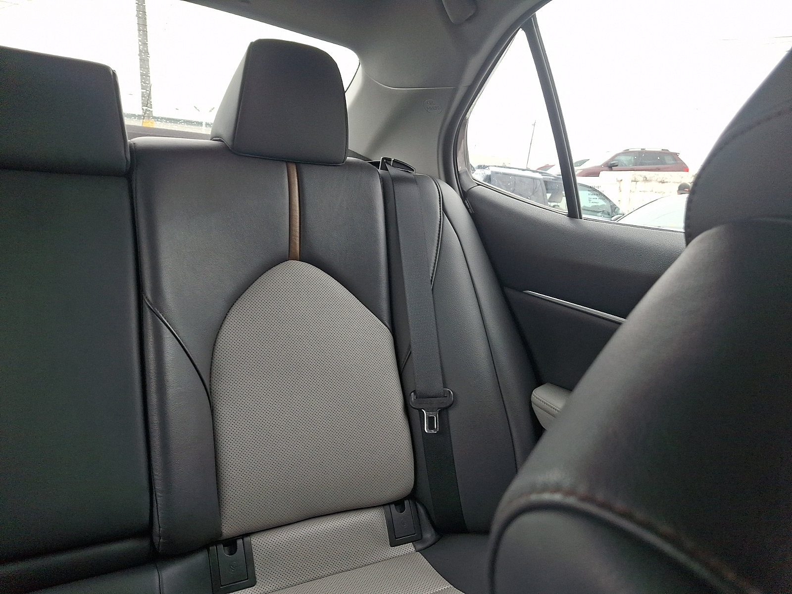 Used 2020 Toyota Camry XLE FWD image 16