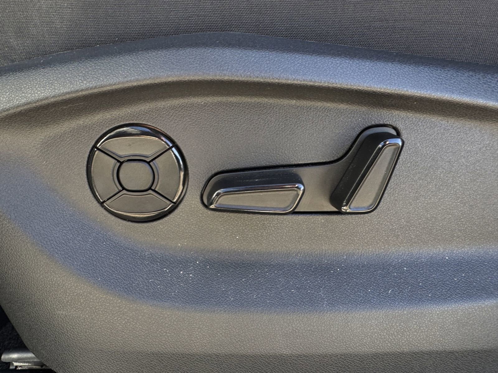 Used 2025 Volkswagen Tiguan SE image 22