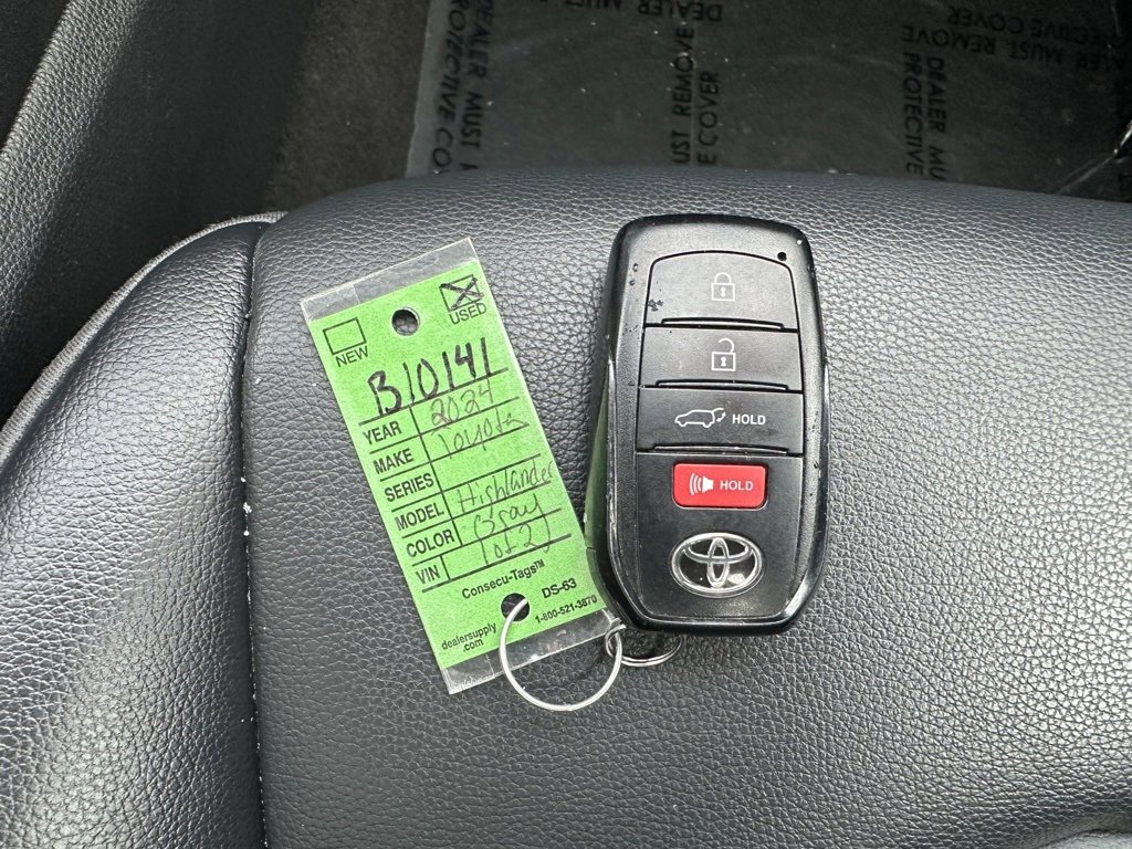 Certified 2024 Toyota Highlander XLE image 28