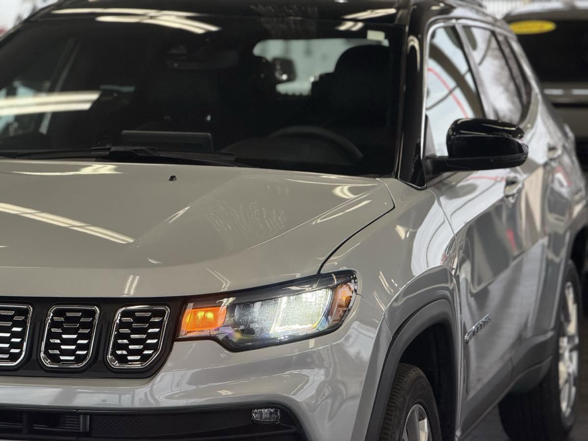 Used 2025 Jeep Compass Limited image 22