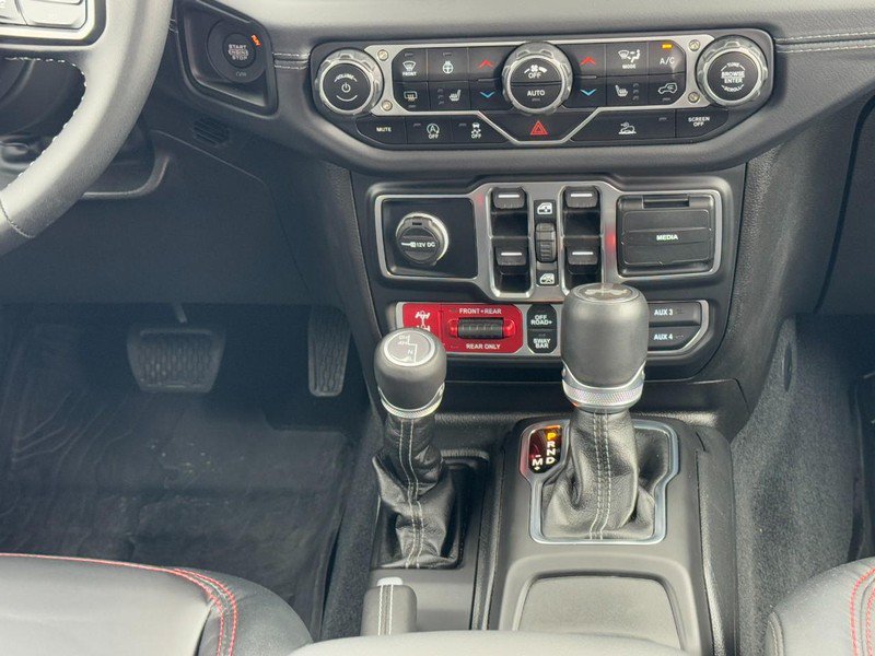 Used 2025 Jeep Wrangler Unlimited Rubicon w/ Convenience Group AWD/4WD image 14