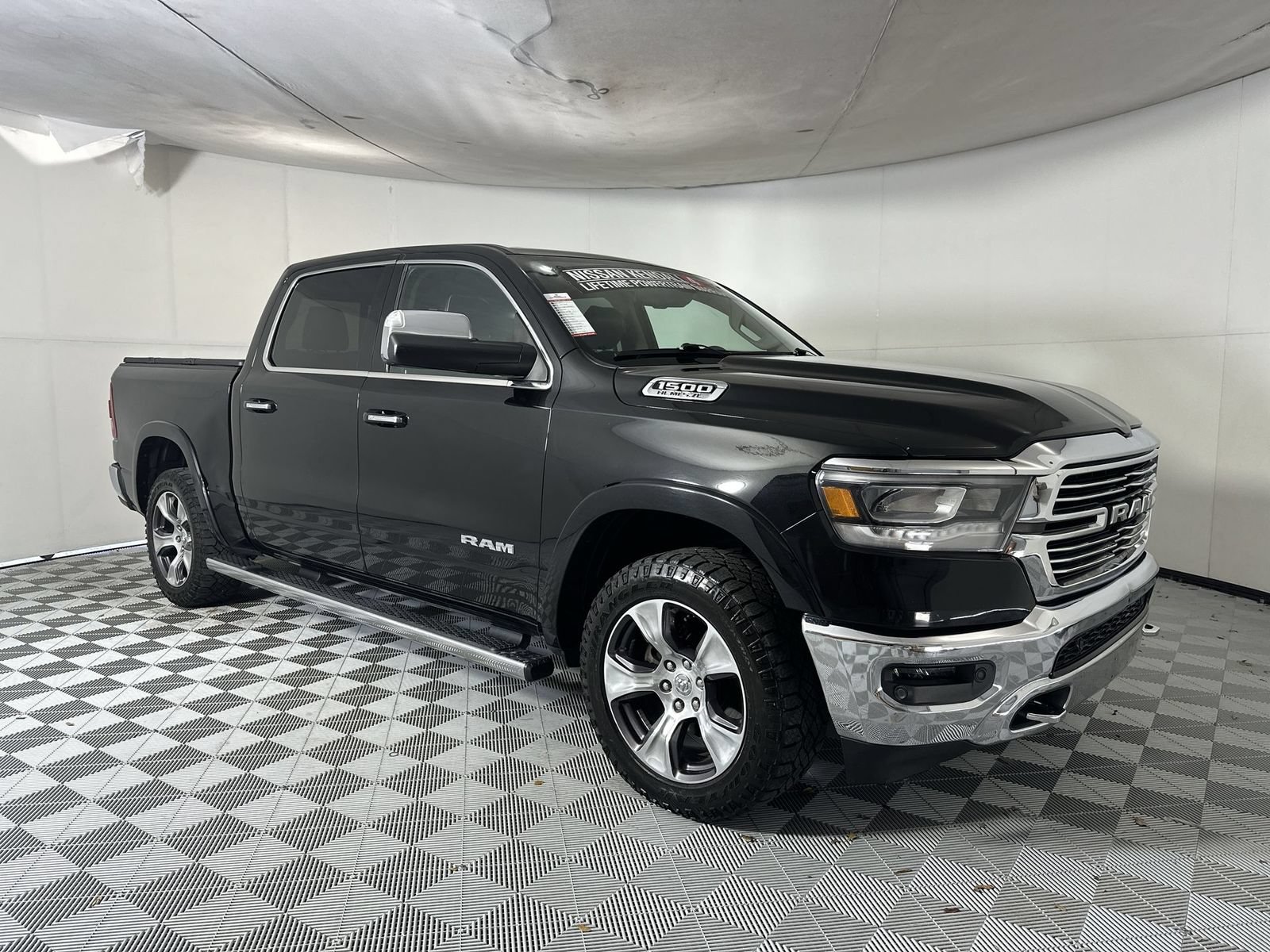 Used 2019 RAM 1500 Laramie AWD/4WD image 2