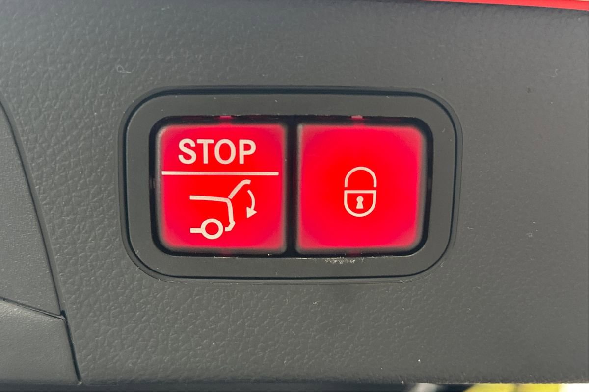 Used 2018 Mercedes-Benz GLC 300 w/ Premium Package image 29