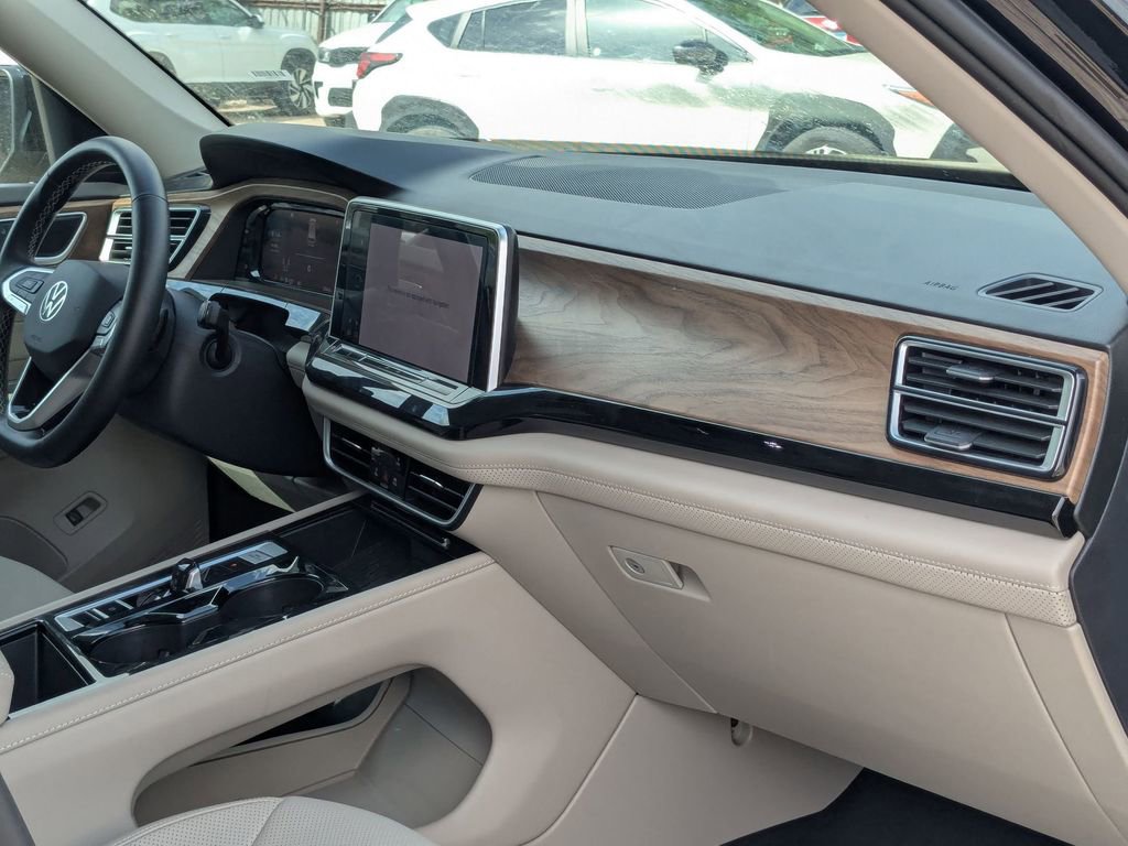 Used 2025 Volkswagen Atlas SE image 31