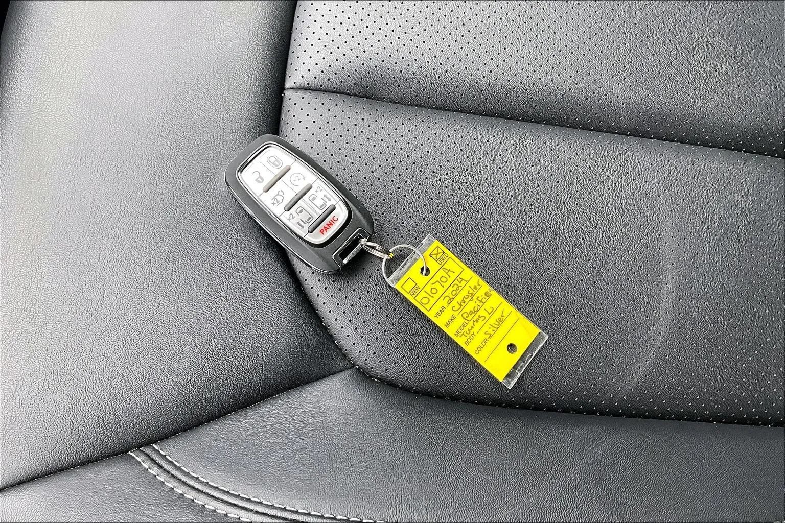 Used 2024 Chrysler Pacifica Touring-L FWD image 33
