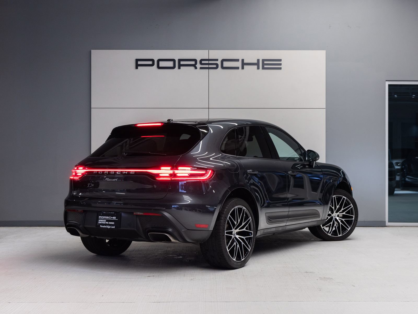 Certified 2023 Porsche Macan AWD/4WD image 7