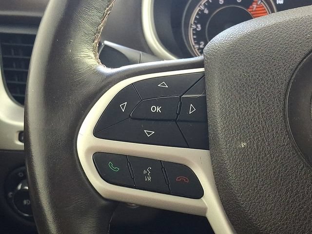 Used 2017 Jeep Cherokee Overland w/ Technology Group FWD image 28