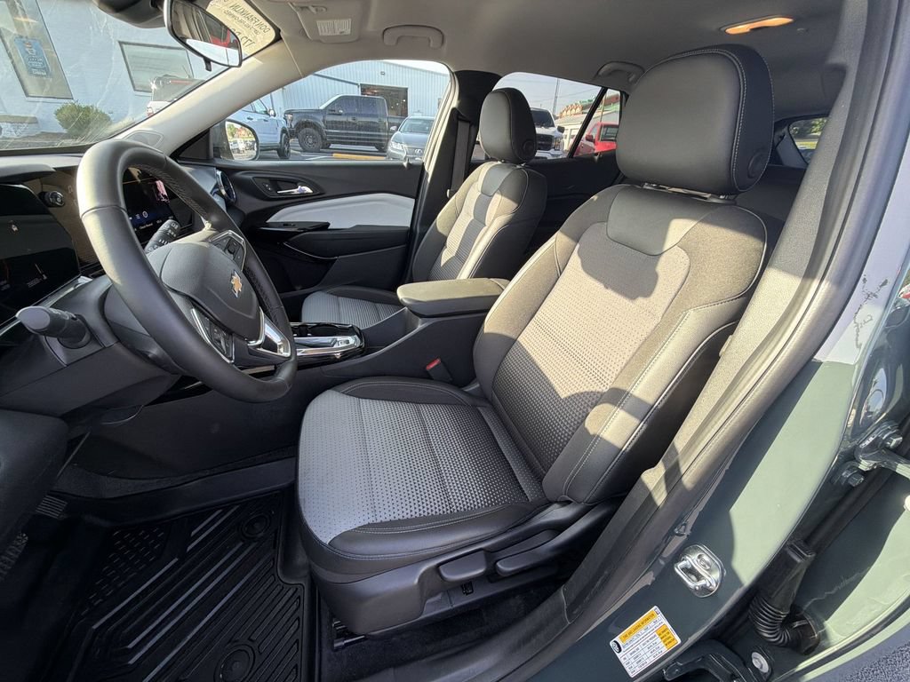 Used 2025 Chevrolet Trax LT w/ Driver Confidence Package FWD image 17